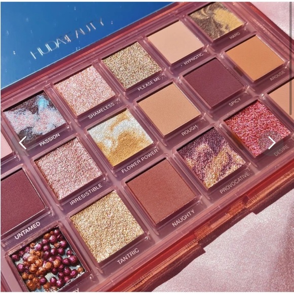 Naughty Nude Eyeshadow Palette - Picture 3 of 3